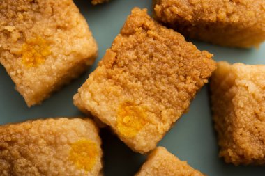 Hint Sütlü Kek Kalakand veya Alwar ka Mawa tatlısı tabakta servis edilir.