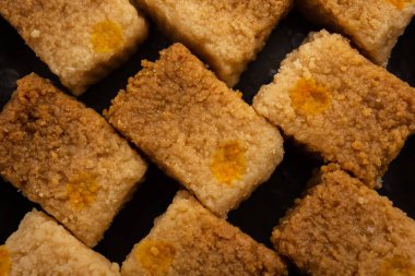 Hint Sütlü Kek Kalakand veya Alwar ka Mawa tatlısı tabakta servis edilir.