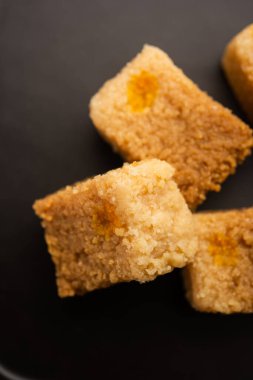 Hint Sütlü Kek Kalakand veya Alwar ka Mawa tatlısı tabakta servis edilir.