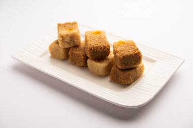 Hint Sütlü Kek Kalakand veya Alwar ka Mawa tatlısı tabakta servis edilir.