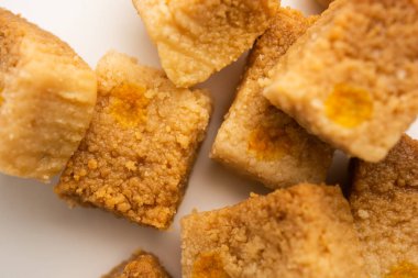 Hint Sütlü Kek Kalakand veya Alwar ka Mawa tatlısı tabakta servis edilir.