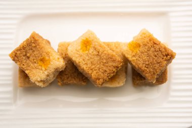 Hint Sütlü Kek Kalakand veya Alwar ka Mawa tatlısı tabakta servis edilir.