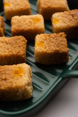 Hint Sütlü Kek Kalakand veya Alwar ka Mawa tatlısı tabakta servis edilir.