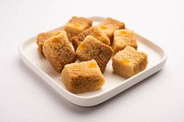 Hint Sütlü Kek Kalakand veya Alwar ka Mawa tatlısı tabakta servis edilir.