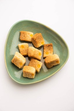 Hint Sütlü Kek Kalakand veya Alwar ka Mawa tatlısı tabakta servis edilir.