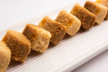 Hint Sütlü Kek Kalakand veya Alwar ka Mawa tatlısı tabakta servis edilir.