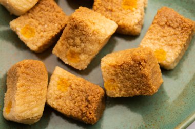 Hint Sütlü Kek Kalakand veya Alwar ka Mawa tatlısı tabakta servis edilir.