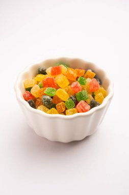 Hint rengarenk şekeri ve jöle, tatlı, meyve aromalı, şekerle kaplanmış, bir tabak veya kase içinde servis edilen şekerlemeleri ısırır.