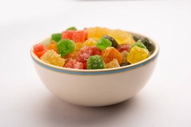 Hint rengarenk şekeri ve jöle, tatlı, meyve aromalı, şekerle kaplanmış, bir tabak veya kase içinde servis edilen şekerlemeleri ısırır.