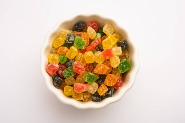 Hint rengarenk şekeri ve jöle, tatlı, meyve aromalı, şekerle kaplanmış, bir tabak veya kase içinde servis edilen şekerlemeleri ısırır.