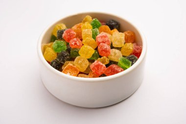 Hint rengarenk şekeri ve jöle, tatlı, meyve aromalı, şekerle kaplanmış, bir tabak veya kase içinde servis edilen şekerlemeleri ısırır.