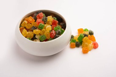 Hint rengarenk şekeri ve jöle, tatlı, meyve aromalı, şekerle kaplanmış, bir tabak veya kase içinde servis edilen şekerlemeleri ısırır.