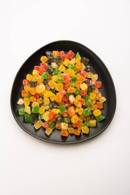 Hint rengarenk şekeri ve jöle, tatlı, meyve aromalı, şekerle kaplanmış, bir tabak veya kase içinde servis edilen şekerlemeleri ısırır.