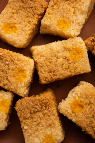 Hint Sütlü Kek Kalakand veya Alwar ka Mawa tatlısı tabakta servis edilir.