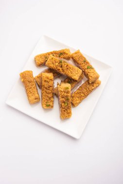 Hint Sütlü Kek Kalakand veya Alwar ka Mawa tatlısı tabakta servis edilir.