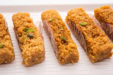 Hint Sütlü Kek Kalakand veya Alwar ka Mawa tatlısı tabakta servis edilir.