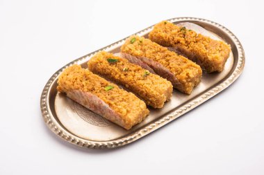 Hint Sütlü Kek Kalakand veya Alwar ka Mawa tatlısı tabakta servis edilir.