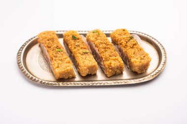 Hint Sütlü Kek Kalakand veya Alwar ka Mawa tatlısı tabakta servis edilir.