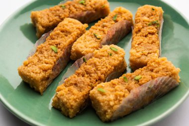 Hint Sütlü Kek Kalakand veya Alwar ka Mawa tatlısı tabakta servis edilir.