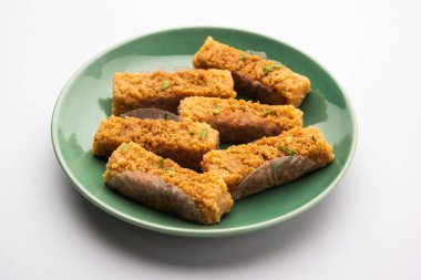 Hint Sütlü Kek Kalakand veya Alwar ka Mawa tatlısı tabakta servis edilir.