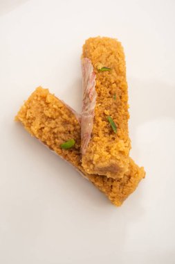 Hint Sütlü Kek Kalakand veya Alwar ka Mawa tatlısı tabakta servis edilir.