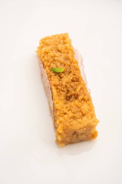 Hint Sütlü Kek Kalakand veya Alwar ka Mawa tatlısı tabakta servis edilir.