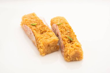 Hint Sütlü Kek Kalakand veya Alwar ka Mawa tatlısı tabakta servis edilir.