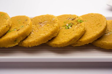 Sohan Halwa ya da halva, Ajmer, Hindistan 'ın popüler tatlı tarifi. Tabakta servis edilir.