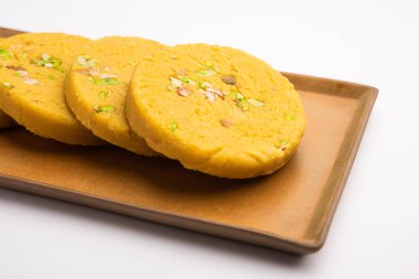 Sohan Halwa ya da halva, Ajmer, Hindistan 'ın popüler tatlı tarifi. Tabakta servis edilir.