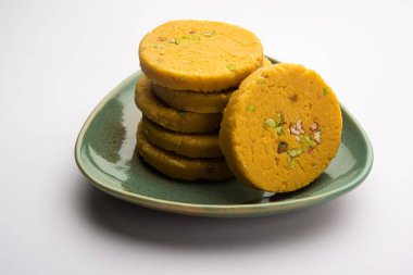 Sohan Halwa ya da halva, Ajmer, Hindistan 'ın popüler tatlı tarifi. Tabakta servis edilir.