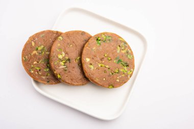 Sohan Halwa ya da halva, Ajmer, Hindistan 'ın popüler tatlı tarifi. Tabakta servis edilir.