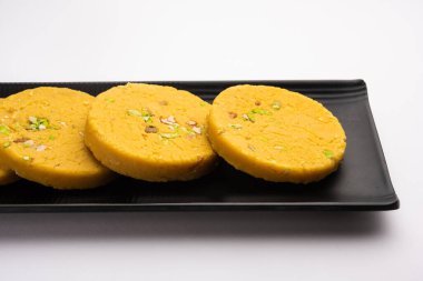 Sohan Halwa ya da halva, Ajmer, Hindistan 'ın popüler tatlı tarifi. Tabakta servis edilir.