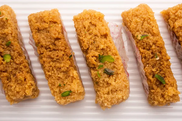 Hint Sütlü Kek Kalakand veya Alwar ka Mawa tatlısı tabakta servis edilir.