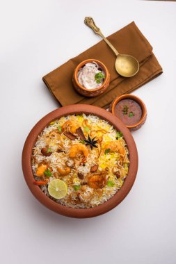 Lezzetli ve lezzetli karidesler biryani, jheenga pulav veya karides pilavı