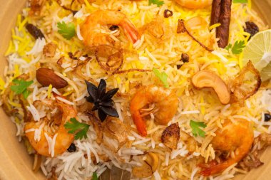 Lezzetli ve lezzetli karidesler biryani, jheenga pulav veya karides pilavı