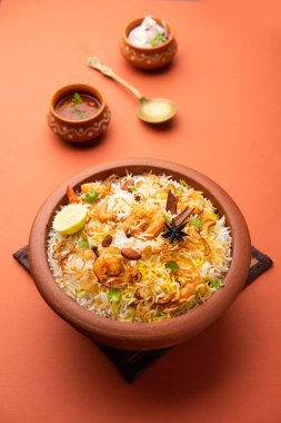 Lezzetli ve lezzetli karidesler biryani, jheenga pulav veya karides pilavı