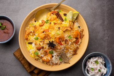 Lezzetli ve lezzetli karidesler biryani, jheenga pulav veya karides pilavı