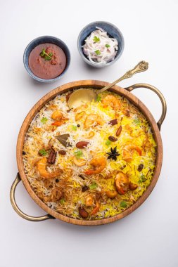 Lezzetli ve lezzetli karidesler biryani, jheenga pulav veya karides pilavı