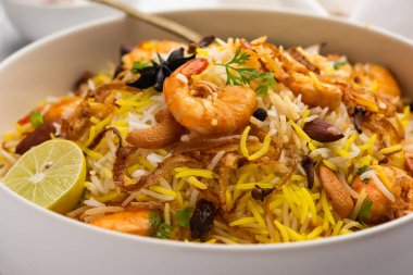 Lezzetli ve lezzetli karidesler biryani, jheenga pulav veya karides pilavı