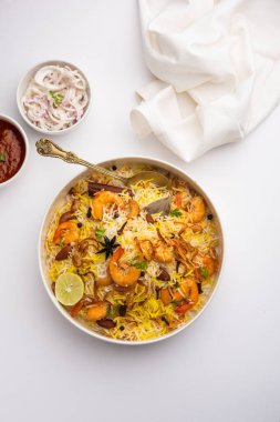 Lezzetli ve lezzetli karidesler biryani, jheenga pulav veya karides pilavı