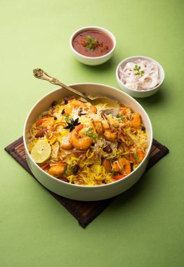 Lezzetli ve lezzetli karidesler biryani, jheenga pulav veya karides pilavı