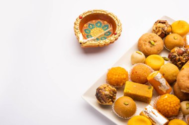 Hint tatlısı grubu ya da diya ile mithai.