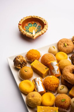 Hint tatlısı grubu ya da diya ile mithai.