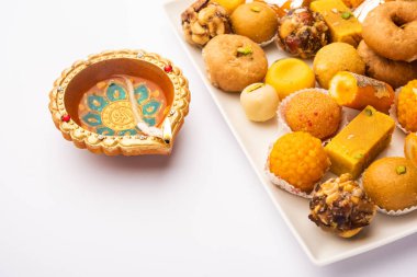 Hint tatlısı grubu ya da diya ile mithai.