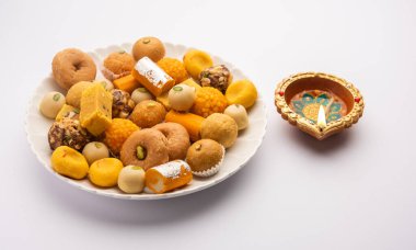 Hint tatlısı grubu ya da diya ile mithai.