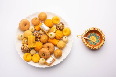 Hint tatlısı grubu ya da diya ile mithai.