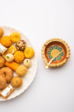 Hint tatlısı grubu ya da diya ile mithai.