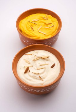 Shrikhand ve Amrakhand bir Alphonso aromalı yoğurt ya da Shrikhand, popüler Hint tatlısı kuru meyveli.
