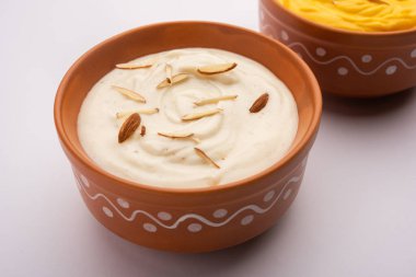 Shrikhand ve Amrakhand bir Alphonso aromalı yoğurt ya da Shrikhand, popüler Hint tatlısı kuru meyveli.