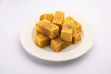 Mysore Pak, hindistancevizi tatlısı. Kökeni Mysuru şehrinden geliyor.